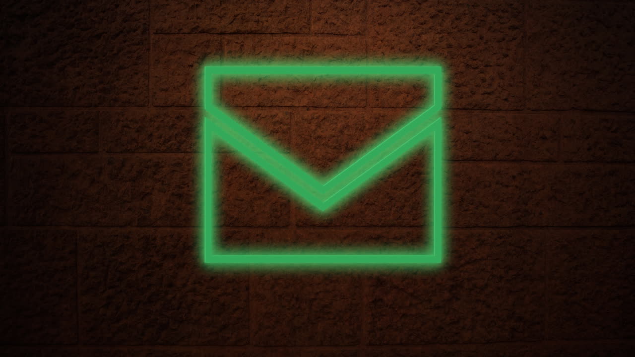 signo de neón de sobre en la pared de ladrillo 4k