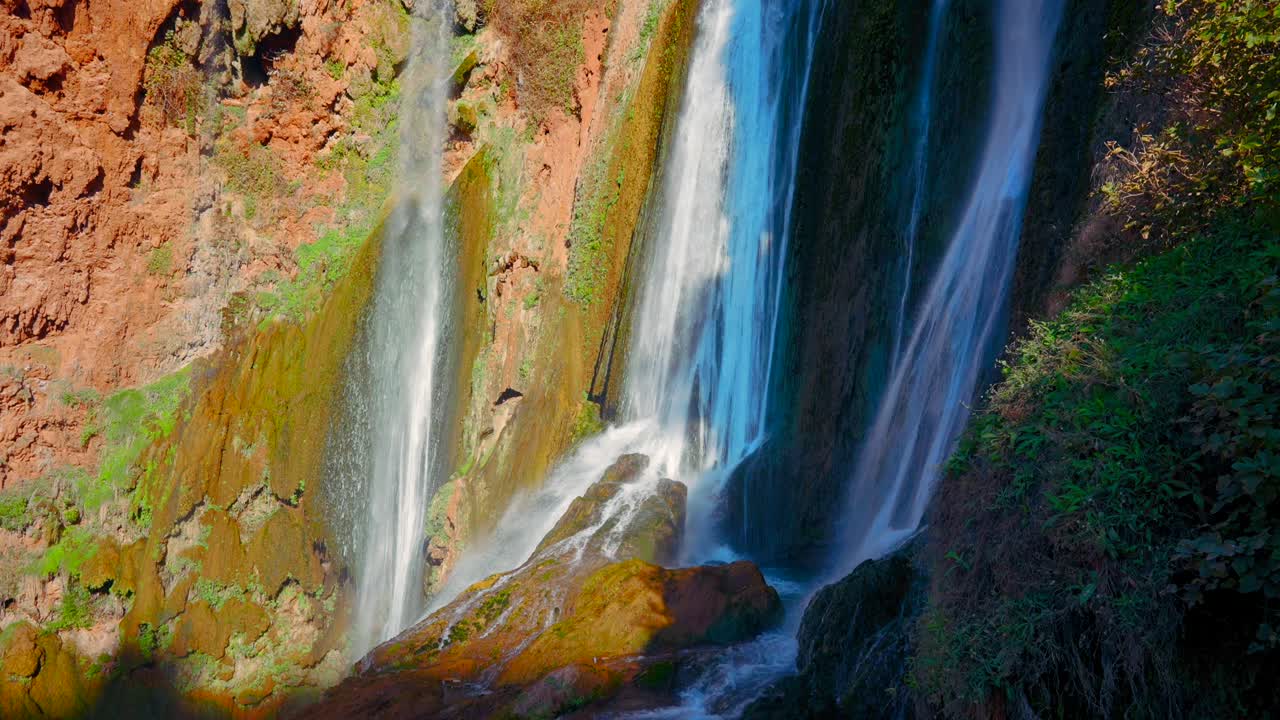cascada en un paisaje de montaña rocosa