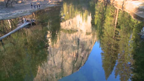 El-Capitán-Se-Refleja-En-El-Río-Merced-En-El-Parque-Nacional-Yosemite.