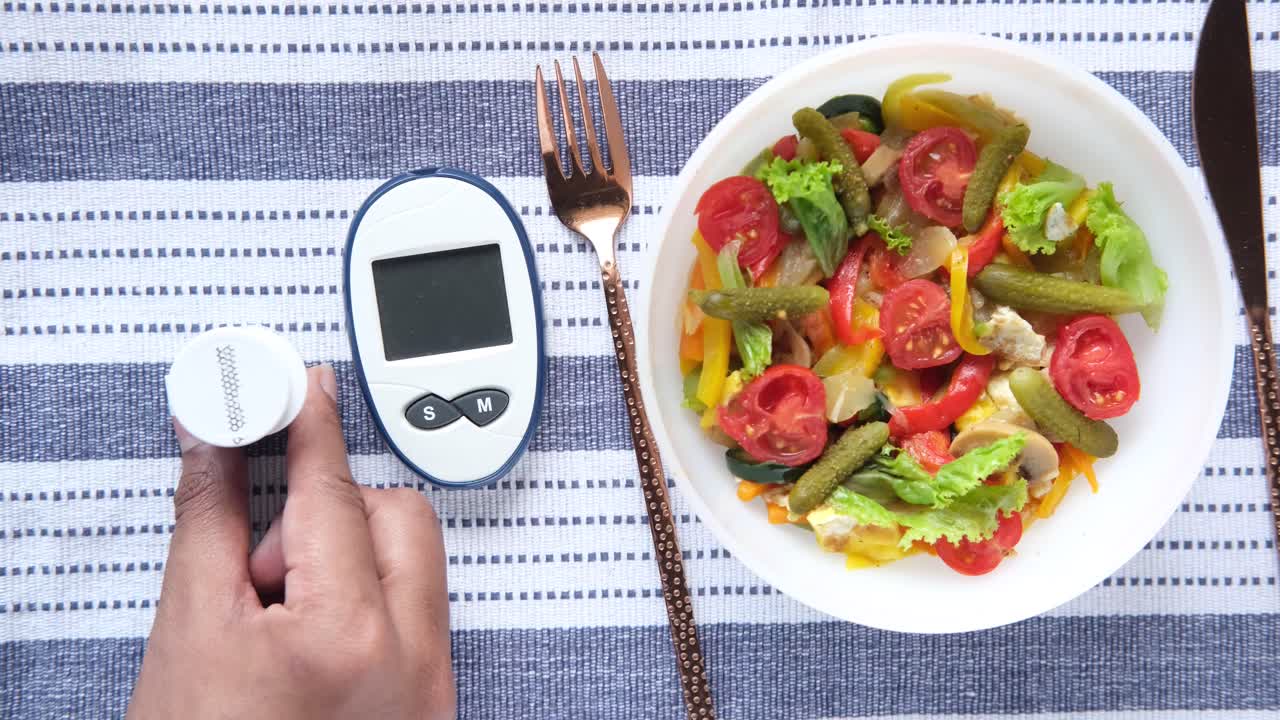 Gesunder Gemüsesalat mit Blutzuckermessgerät