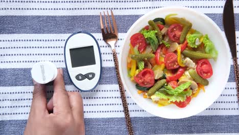 ensalada de verduras sana con medidor de glucosa