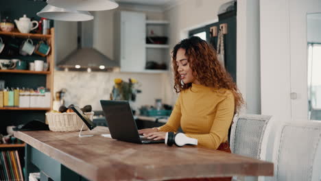 mujer trabajando desde casa en una tableta