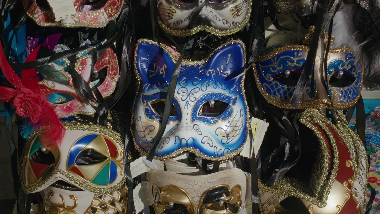 máscaras de carnaval venecianas en una tienda de artesanos, italia