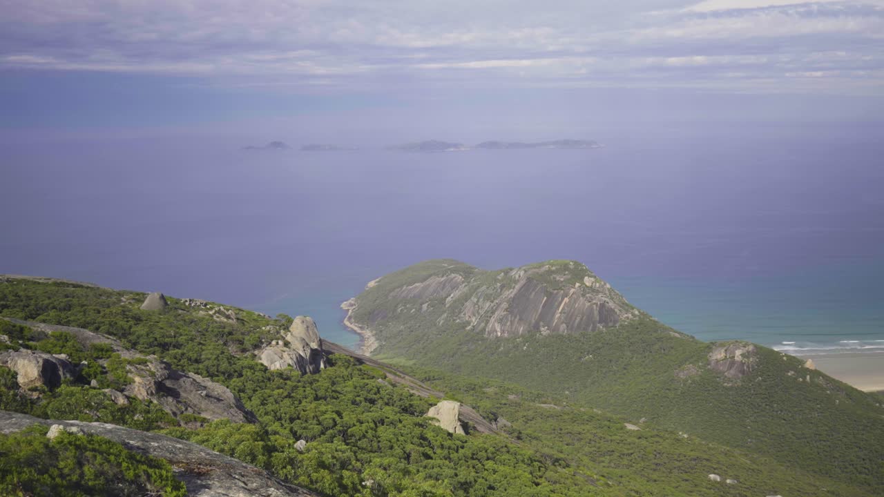 Vista panoramica dell'Isola di Great Glennie dal Monte Oberon, che cattura scogliere costiere, oceano blu e un paesaggio esteso in un'incantevole cornice naturale