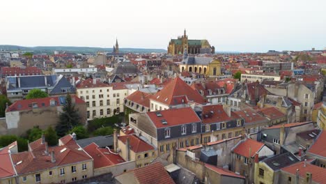 Paisaje-Urbano-Medieval-Con-La-Catedral-De-La-Diócesis-Católica-De-San-Esteban-En-Metz,-Francia