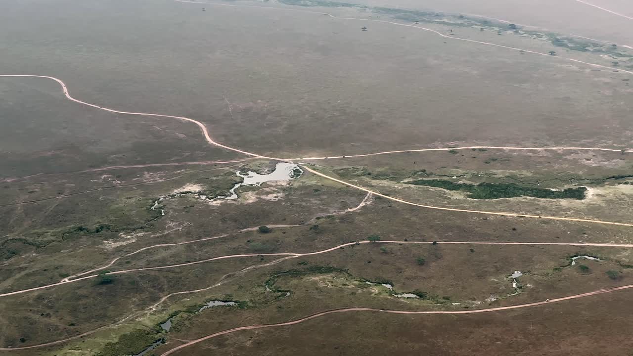 panorama aéreo con carreteras que se cruzan en el parque nacional del serengeti en una mañana de niebla. tanzania.
