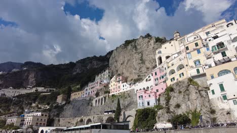 Casas-Coloridas-En-El-Acantilado-En-La-Ciudad-De-Positano,-Costa-De-Amalfi,-Campania,-Italia