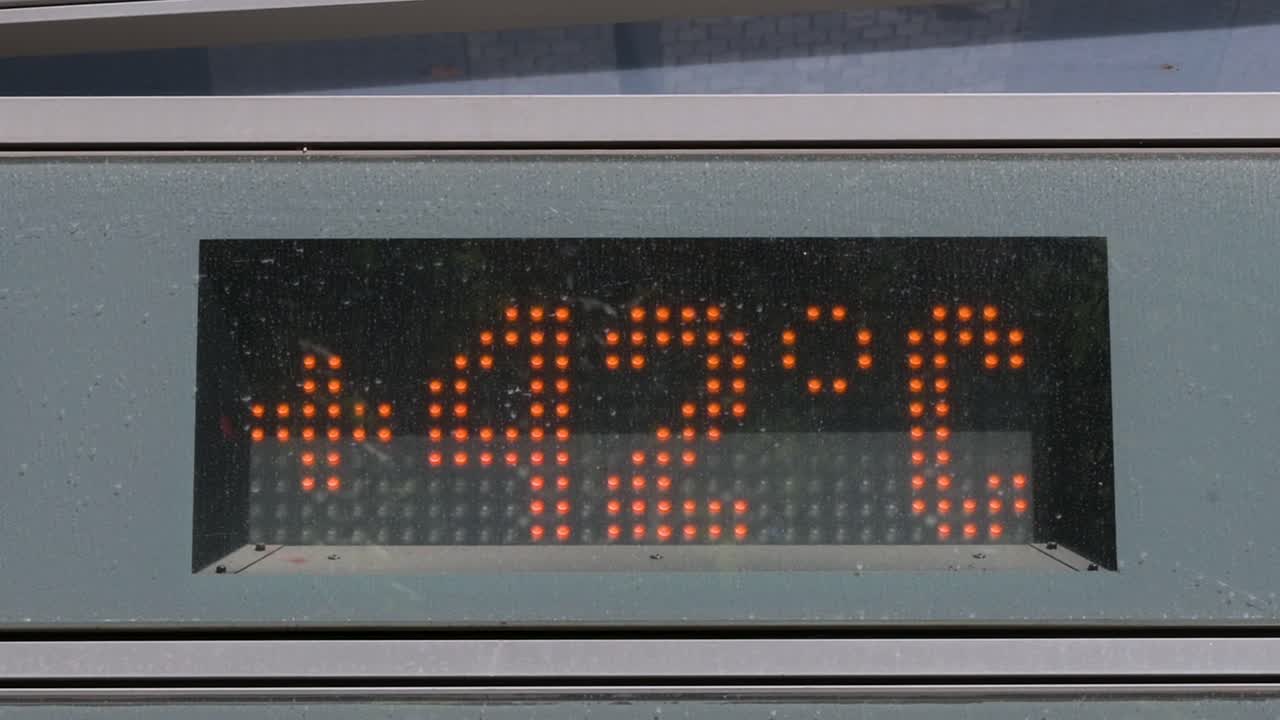 스페인 마드리드에서 여름철에 비공식적인 디지털 스크린 온도계는 섭씨 42도를 기록합니다.