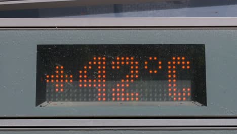 durante la temporada de verano en madrid, españa, un termómetro de pantalla digital no oficial registra una temperatura de 42 grados centígrados