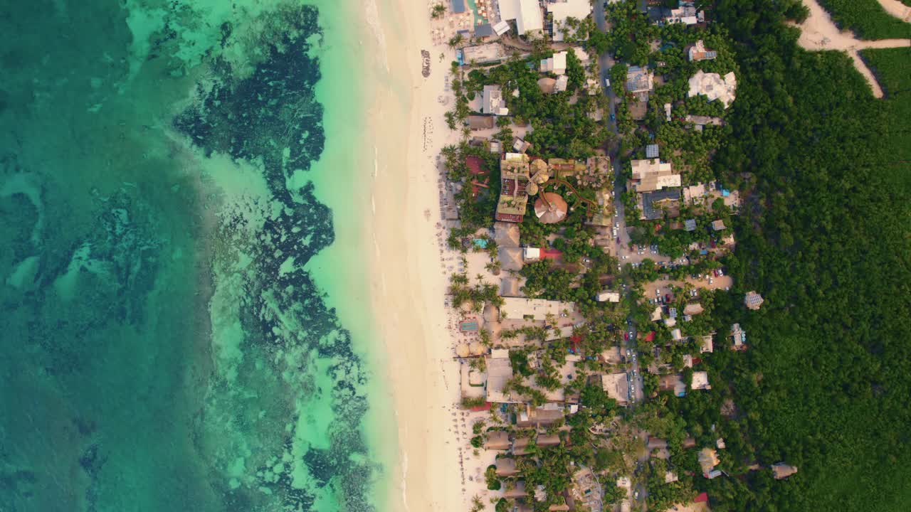 toma superior de drones de la playa de akiin con color turquesa, tulum, méxico
