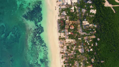 Toma-Superior-De-Drones-De-La-Playa-De-Akiin-Con-Color-Turquesa,-Tulum,-México