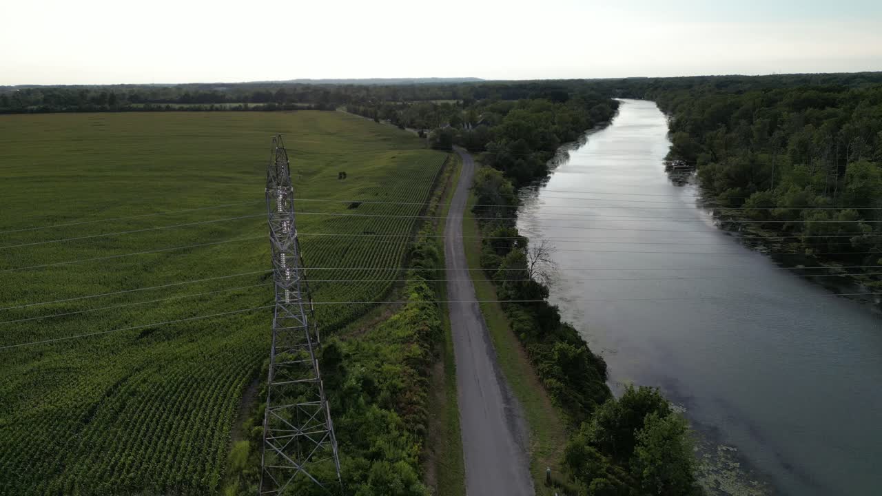 Elledningar över älvvatten på landsbygden, drönarvy.