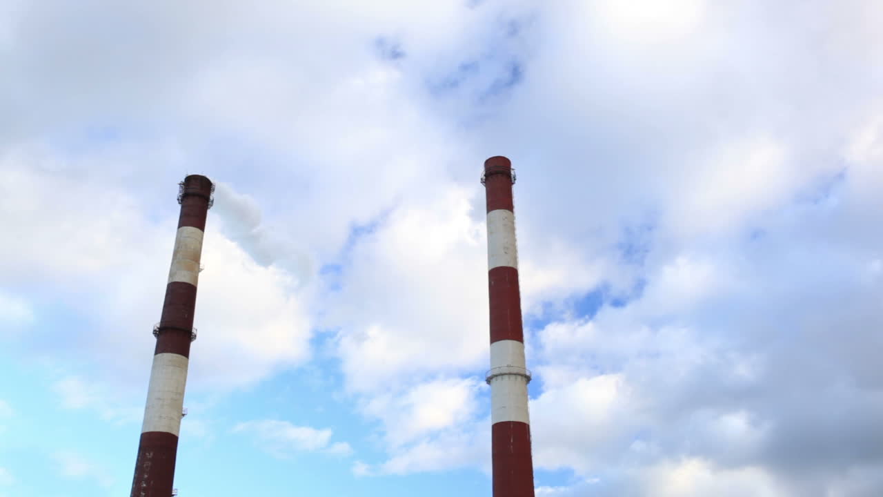 Ciminiere di fabbrica in time lapse