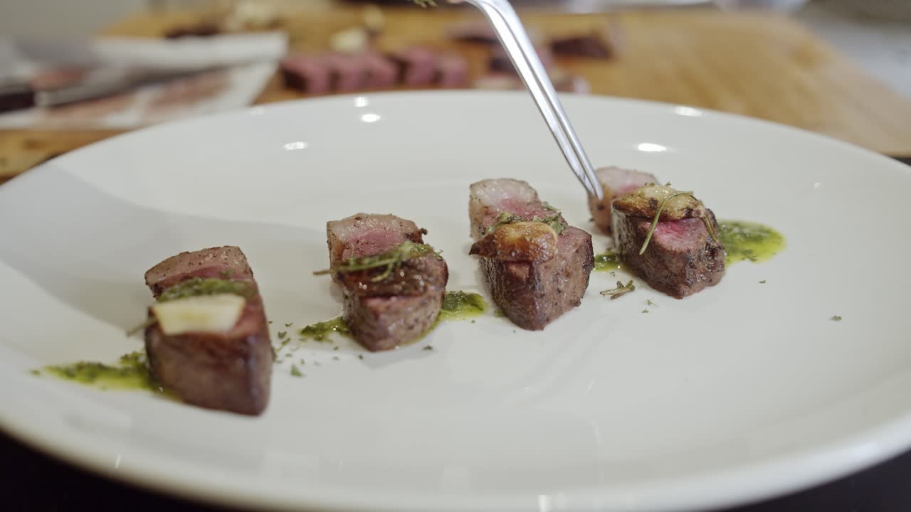 decorar un plato de bistec en un plato blanco con especias y salsa orgánica