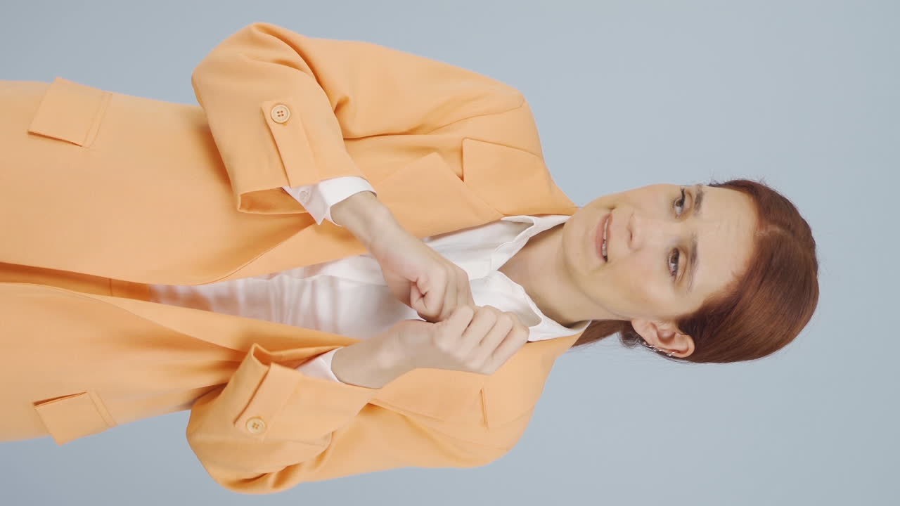 вертикальное видео бизнес-женщины с деловой тревожностью.