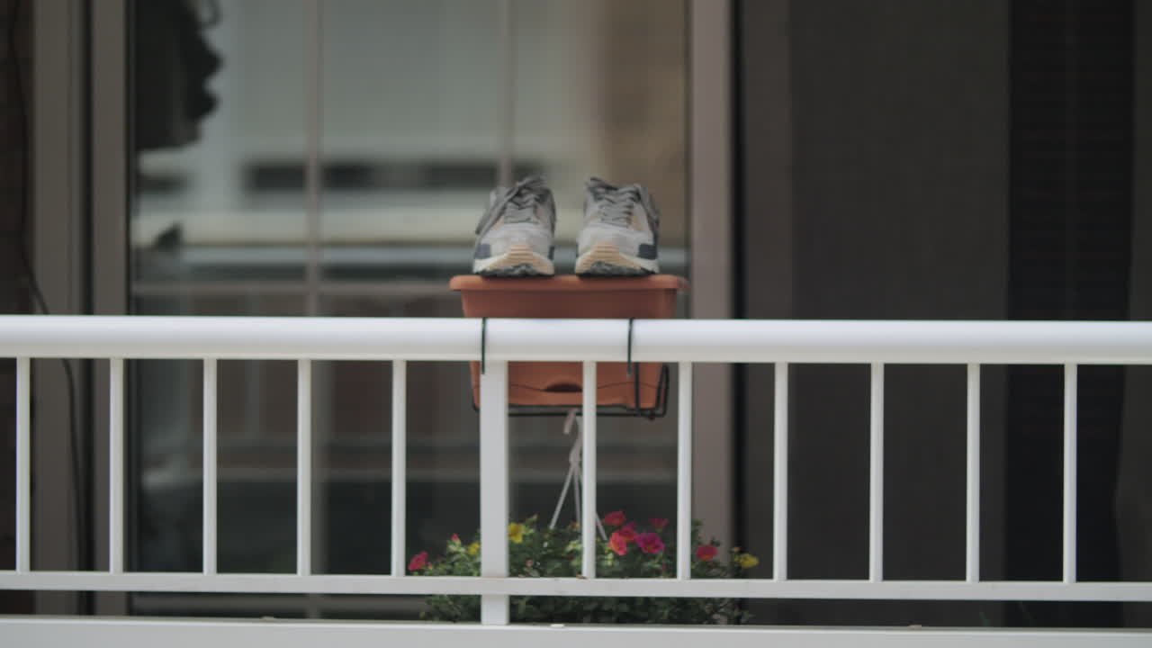 발코니에서 트레이너를 건조시키는 것