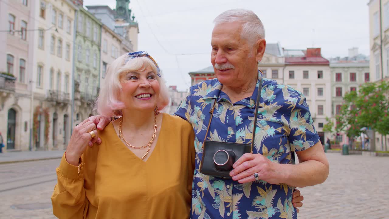 Un'anziana coppia di nonni turisti che viaggia per le strade della città, la vita dopo il pensionamento.