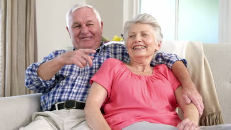 una pareja de ancianos enamorados en el sofá.