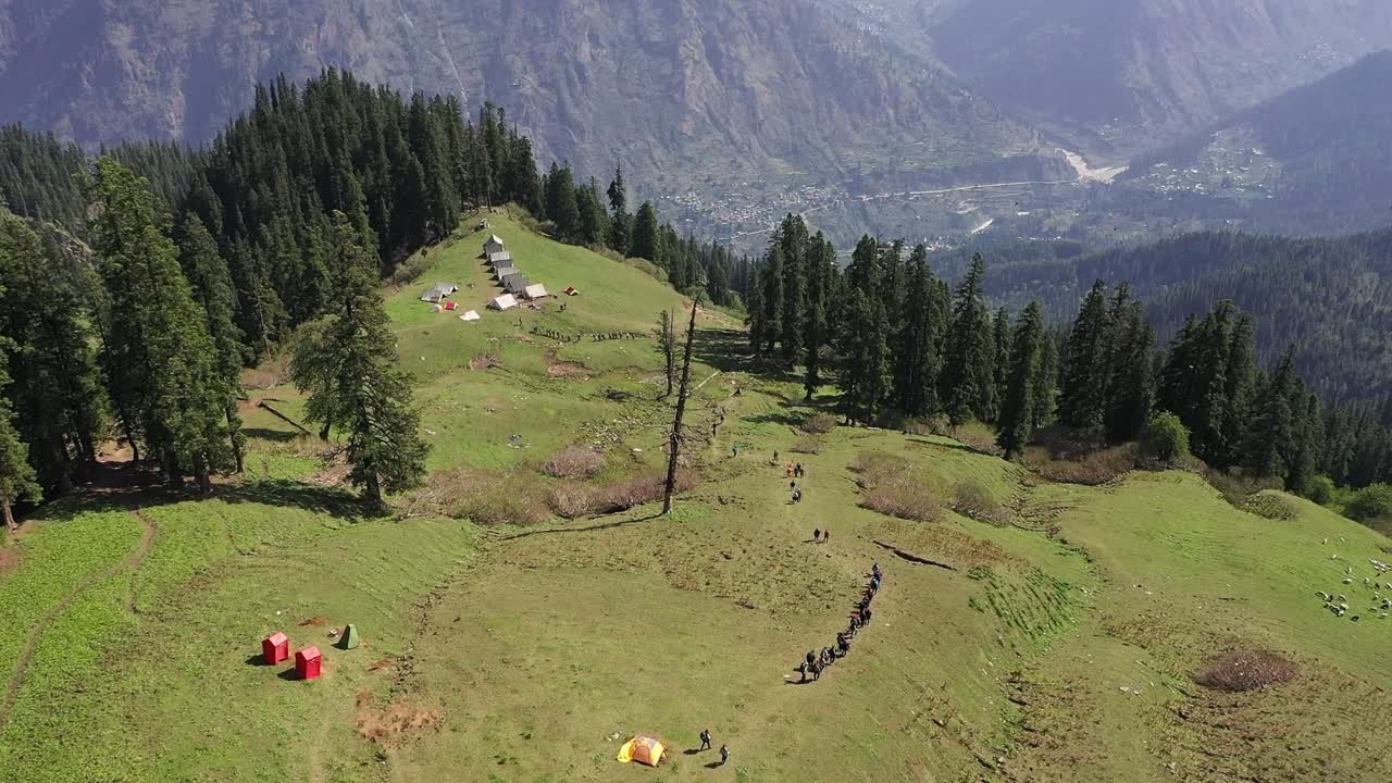 Senderistas haciendo una caminata en el Sar Pass Trek en una tarde soleada - plano aéreo.