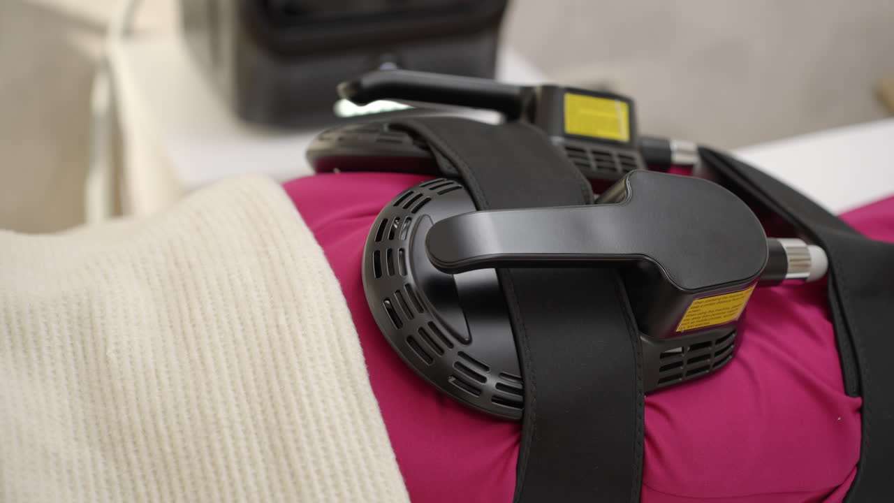 Non-invasive body contouring treatment on a patient's leg