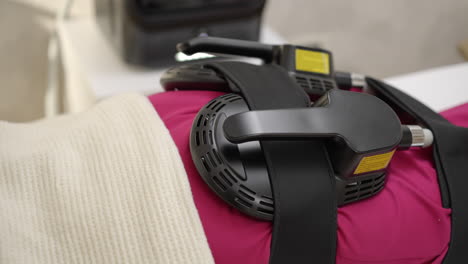 non-invasive body contouring treatment on a patient's leg