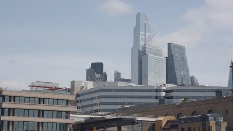 Blick-Vom-Boot-Auf-Der-Themse-Unter-Der-Southwark-Bridge-Hindurch-Mit-Gebäuden-Auf-Die-Finanzielle-Skyline-Der-City-Of-London-1