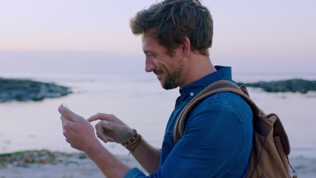 hombre, tomar fotos y playa para vacaciones