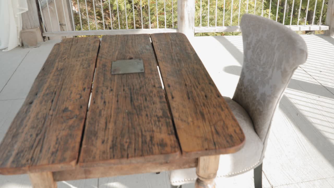 캐나다 퀘벡주 웨이크필드에 있는 르 벨베데르의 발코니에 있는 결혼식장 페르골라 아래에 있는 아름다운 나무 테이블과 디자이너 의자