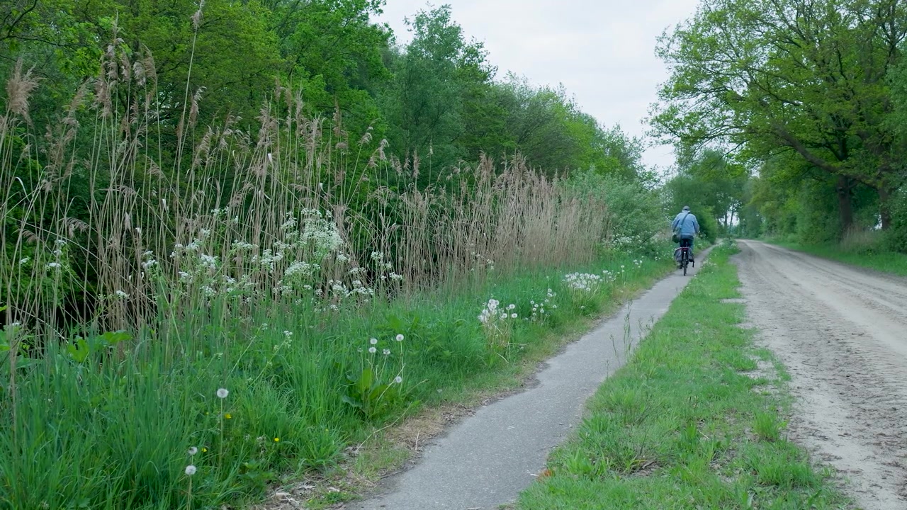 Person cykler på en landlig sti