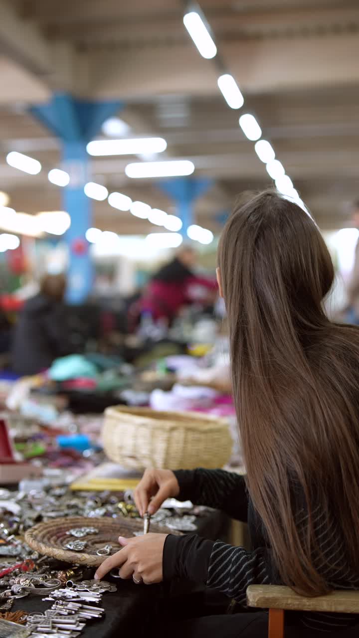 mujer mirando artículos en un mercado