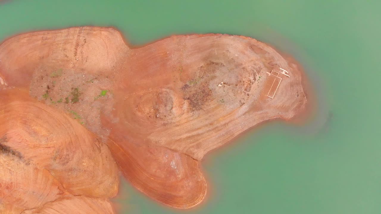 vista de arriba hacia abajo del depósito de agua de bajo nivel en la presa de arade, portugal