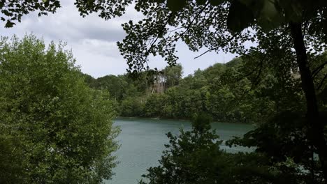 Stausee-In-Deutschland-Unter-Bewölktem-Himmel-Zwischen-Dichter-Natur-Und-Grünen-Bäumen