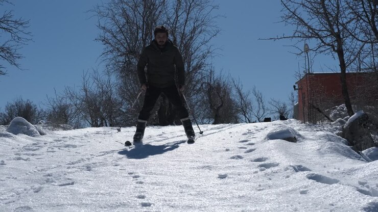 Uomo che scia nella neve