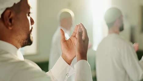 muslim men praying