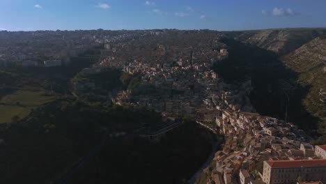 ragusa ibla, un famoso antiguo pueblo de montaña en sicilia, italia, rodeado por el cañón de val di noto