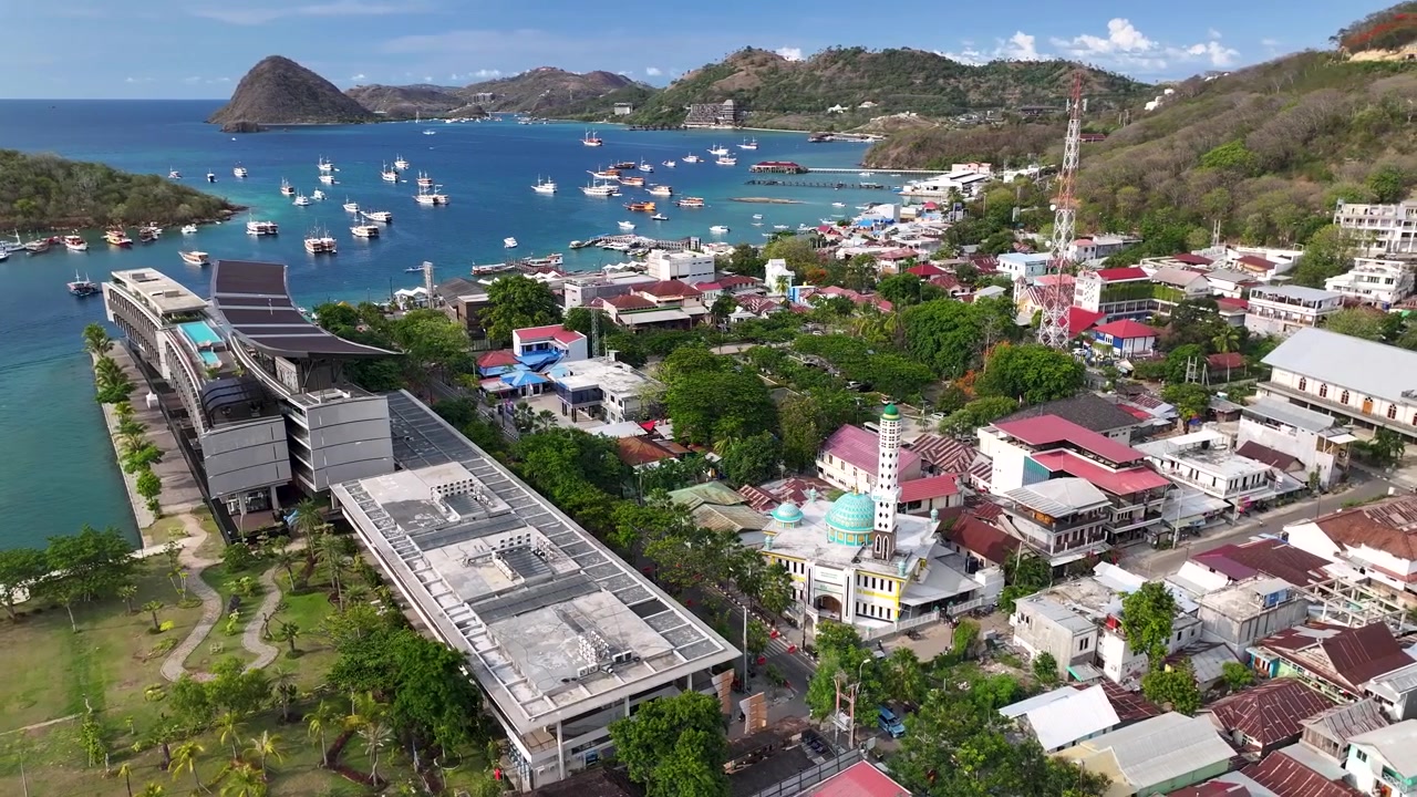 Incredibile e panoramica Labuan Bajo costiera con città e acque incontaminate, marine. Flores, Indonesia.