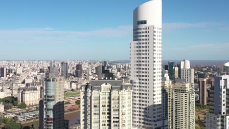 el horizonte de buenos aires con prominentes edificios modernos y una visión del río de la plata