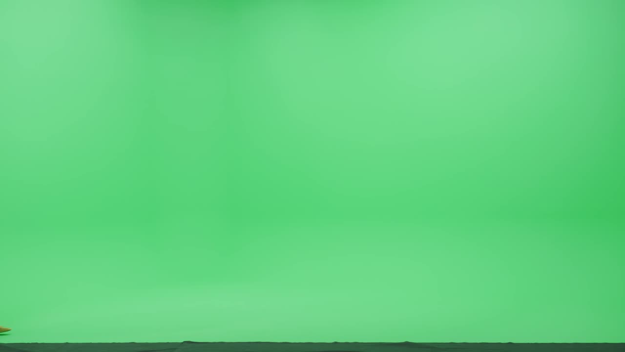 tela verde chroma chave estúdio: bela jovem vestindo roupas casuais elegantes caminha através da sala da esquerda para a direita. câmera de visão lateral filmado