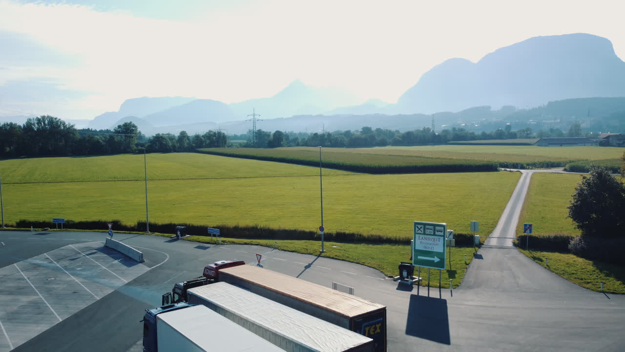 산에 있는 트럭 정류장