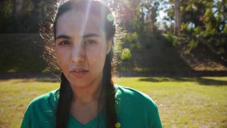 retrato de una chica de pie en el campamento de entrenamiento