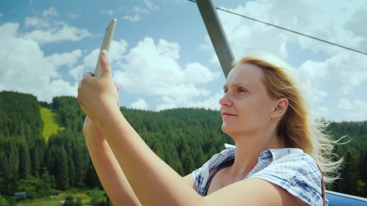 una mujer activa en la cabina de un remonte fotografía hermosas vistas de montañas y bosques holi