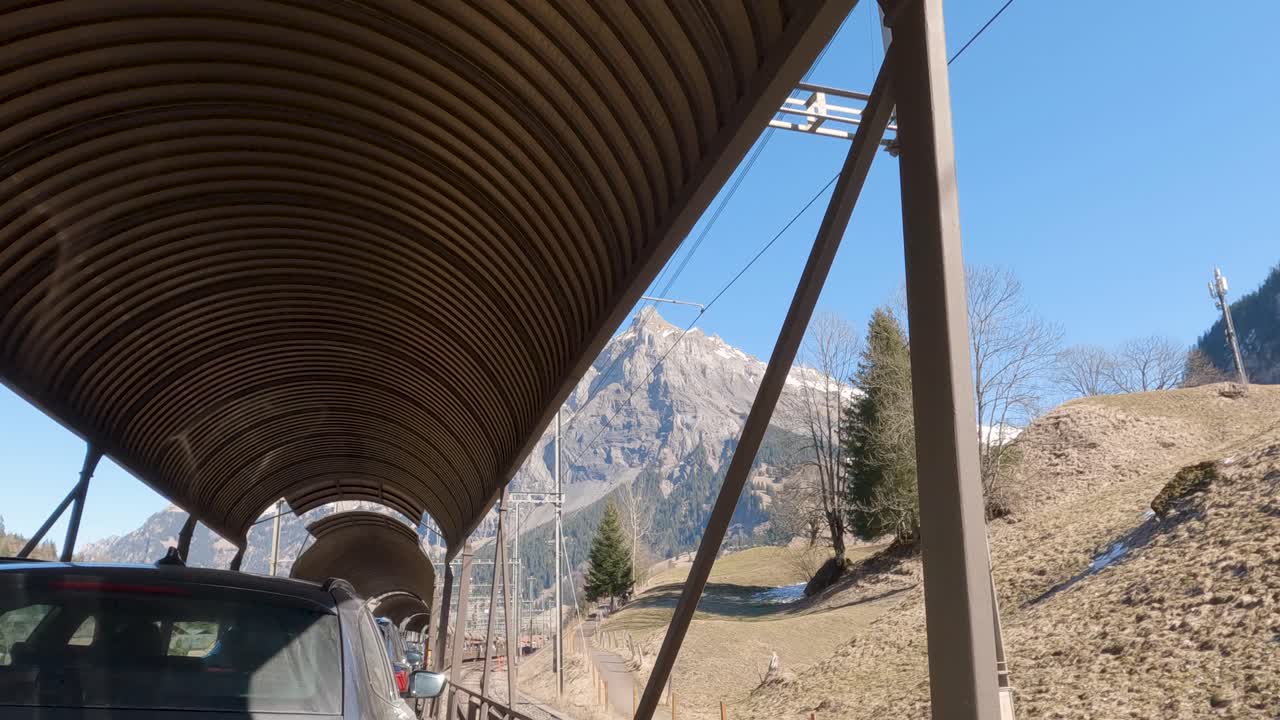 hermosa vista de la montaña en un día despejado mientras viaja en el tren de coches de lotchberg
