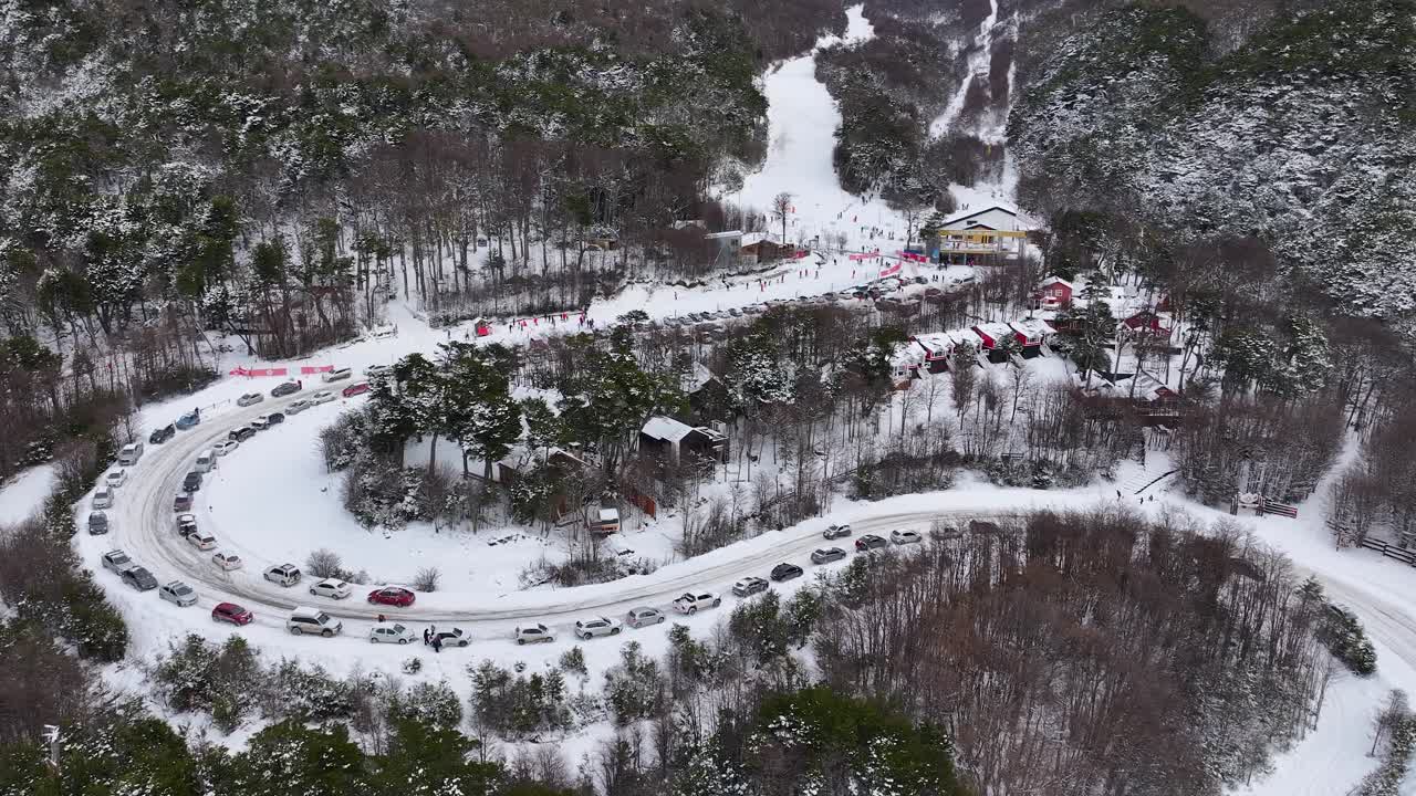 아르헨티나의 테레라 델 파고 (terra del fuego) 에 있는 우슈아이아 (ushuaia) 의 무술 스키 스테이션