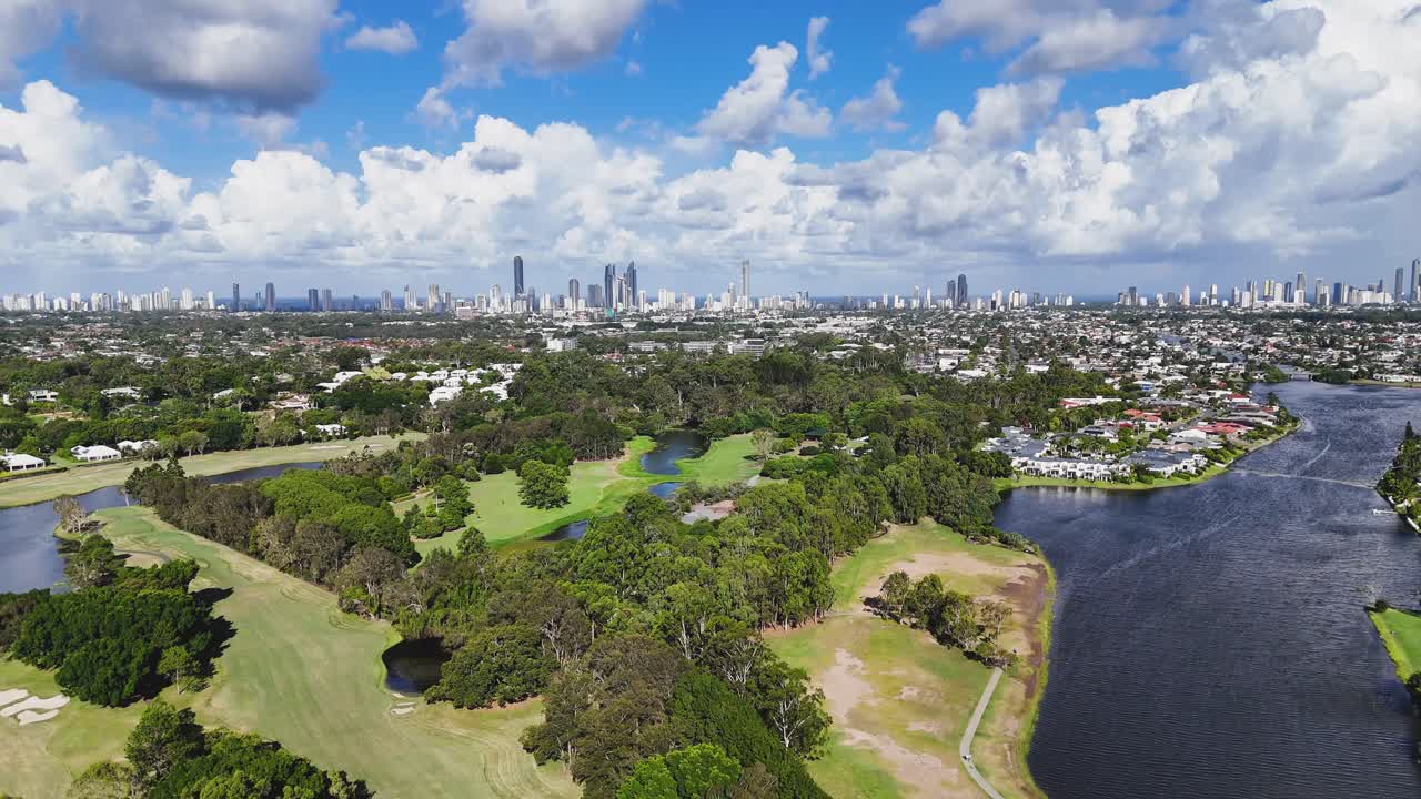 живописный воздушный вид на поле для гольфа и горизонт