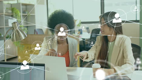 animación de la red de conexiones con íconos sobre diversas colegas femeninas que usan computadora portátil en la oficina