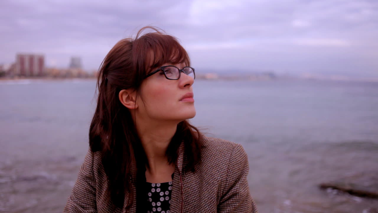 mujer joven afuera 05