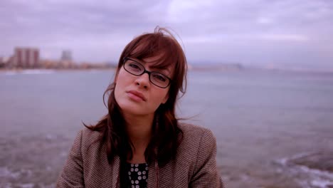 mujer joven afuera 05