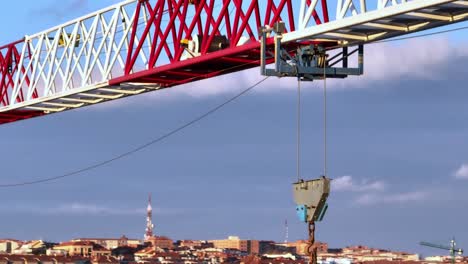 Vista-Aérea-De-Una-Grúa,-Inspección-De-Cerca-De-La-Estructura