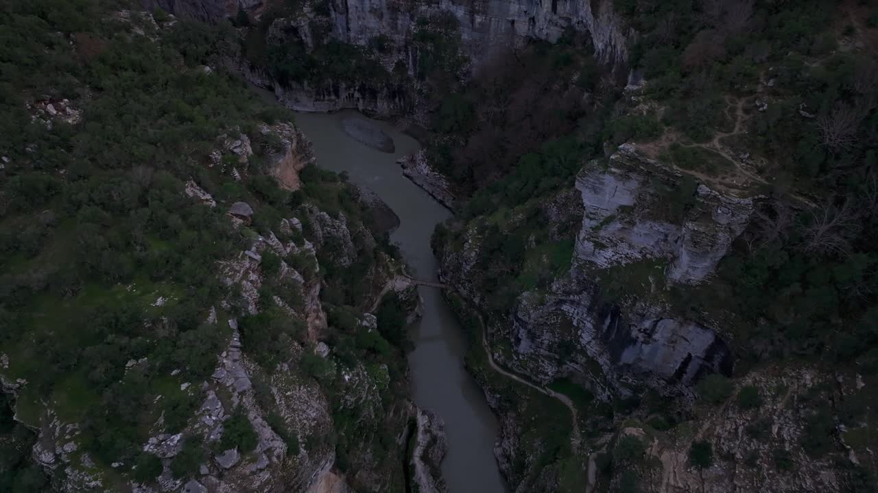 Luftfoto av Osumi-kløften med elv som renner gjennom steinete landskap, Albania