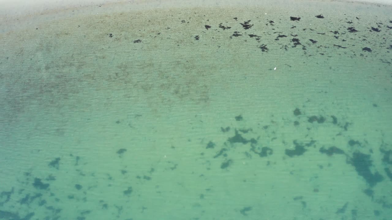 푸른 구름과 함께 화창한 날 해변의 완벽한 바다